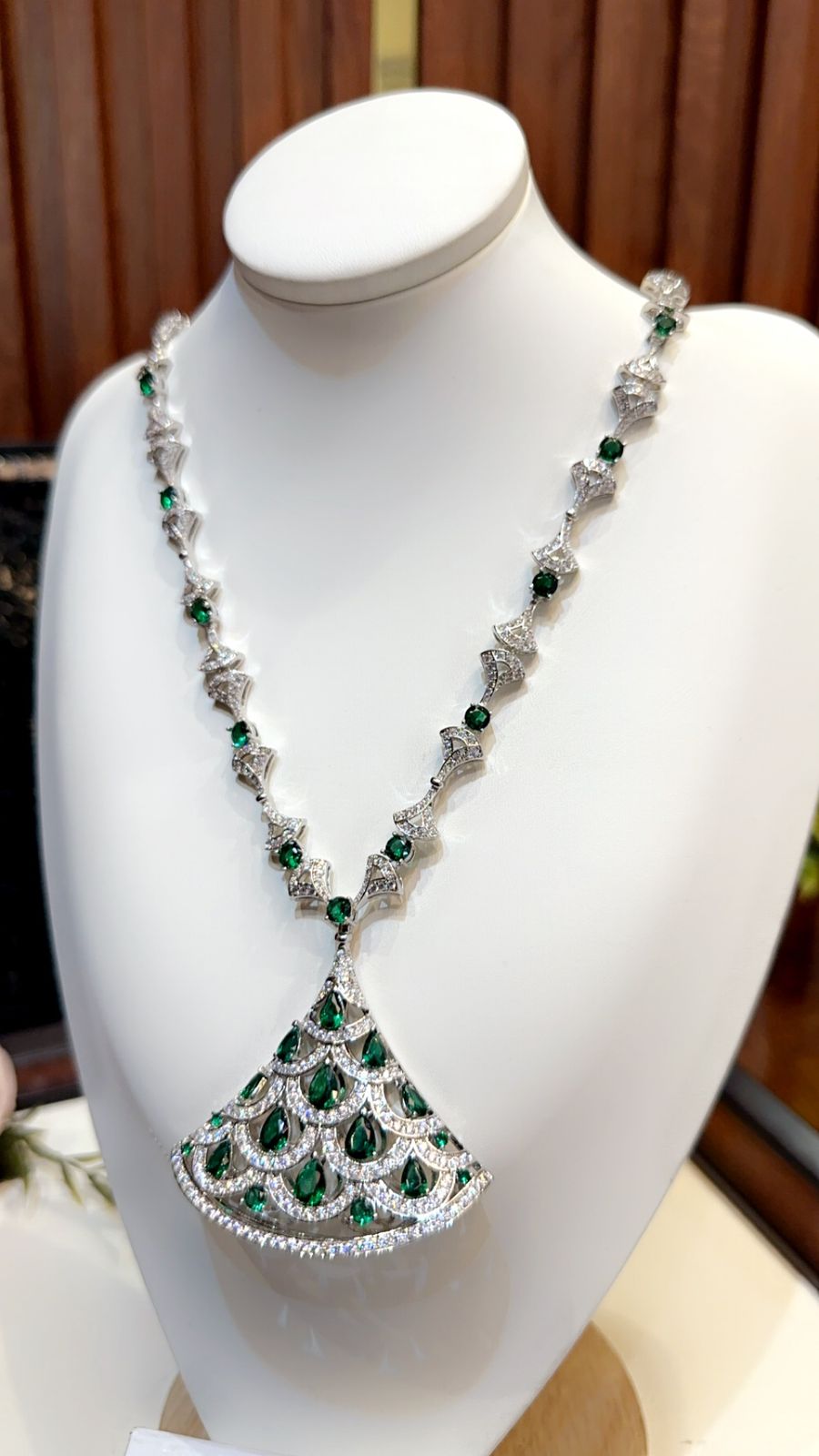 Luxury  Emeralds Necklace